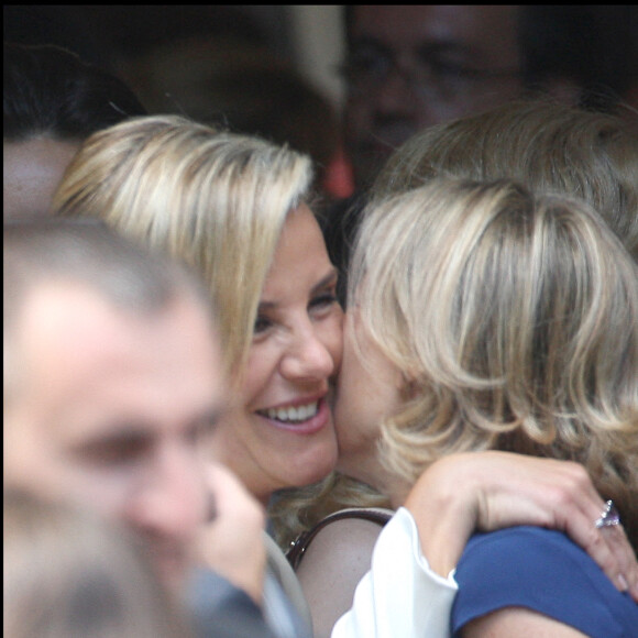Claire Chazal et Laurence Ferrari lors du mariage de cette dernière à Paris le 3 juillet 2009