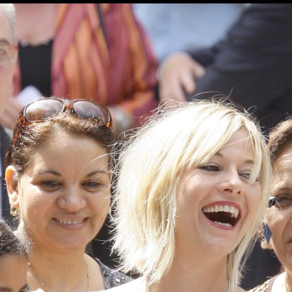 Flavie Flament lors du mariage de Renaud Capuçon et Laurence Ferrari à Paris à la mairie du 16e arrondissement le 3 juillet 2009