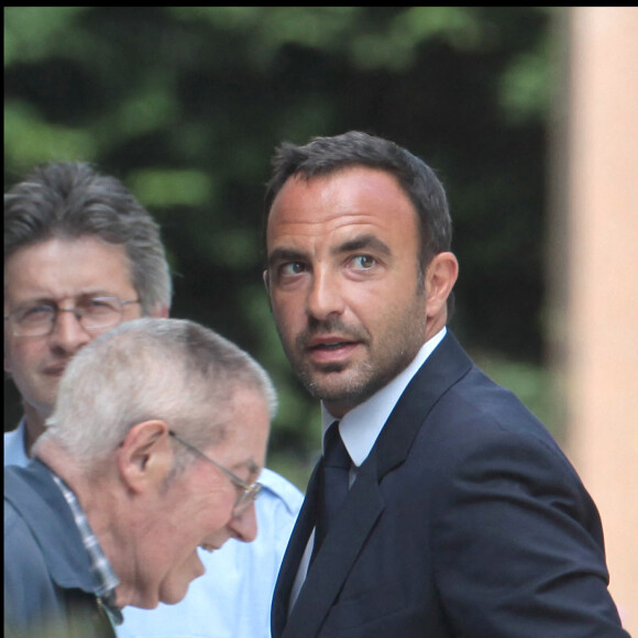 Nikos Aliagas lors du mariage de Renaud Capuçon et Laurence Ferrari à Paris à la mairie du 16e arrondissement le 3 juillet 2009