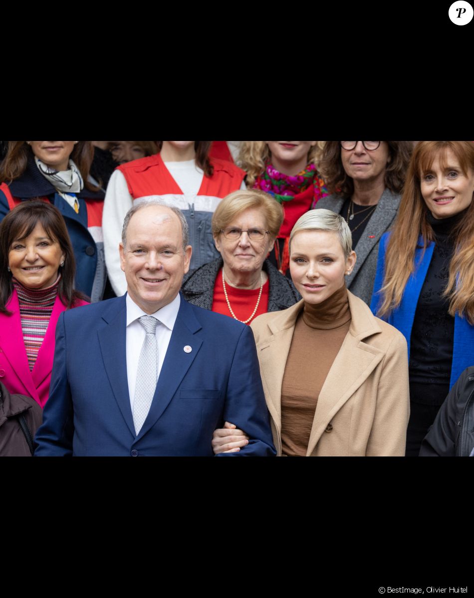 Le Prince Albert II et la princesse Charlène de Monaco assistent à la distribution des cadeaux de Noël de La Croix Rouge à Monte-Carlo, Monaco, le 13 décembre 2022. © Olivier Huitel/Pool Monaco/Bestimage