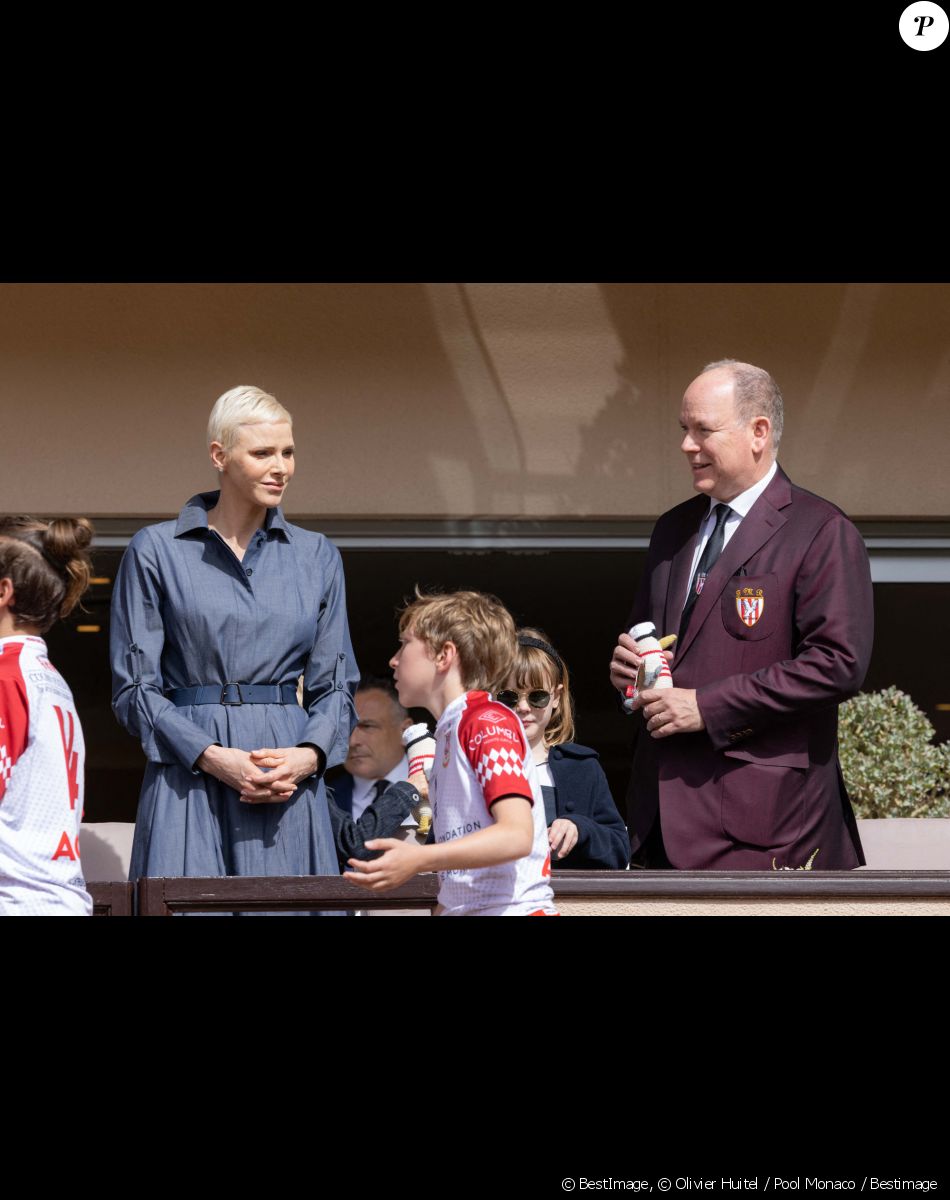 Le prince Albert II de Monaco, la princesse Charlène de Monaco et leurs enfants le prince Jacques de Monaco et la princesse Gabriella de Monaco - Tournoi Sainte Dévote de Rugby au Stade Louis II à Monaco le 7 mai 2022. © Olivier Huitel / Pool Monaco / Bestimage