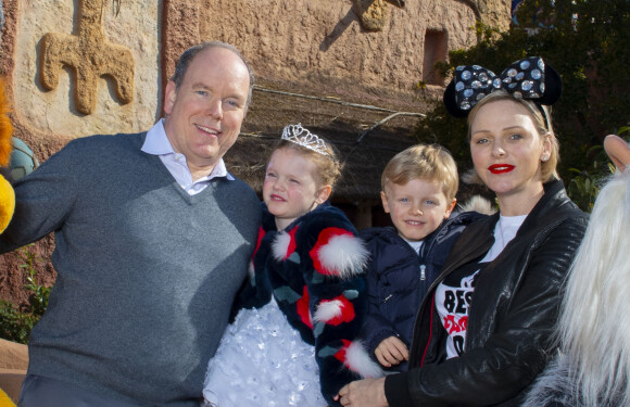 Le prince Albert II et la princesse Charlène de Monaco posent avec leurs enfants le prince Jacques de Monaco et la princesse Gabriella de Monaco à Disneyland Paris, le 17 avril 2019.