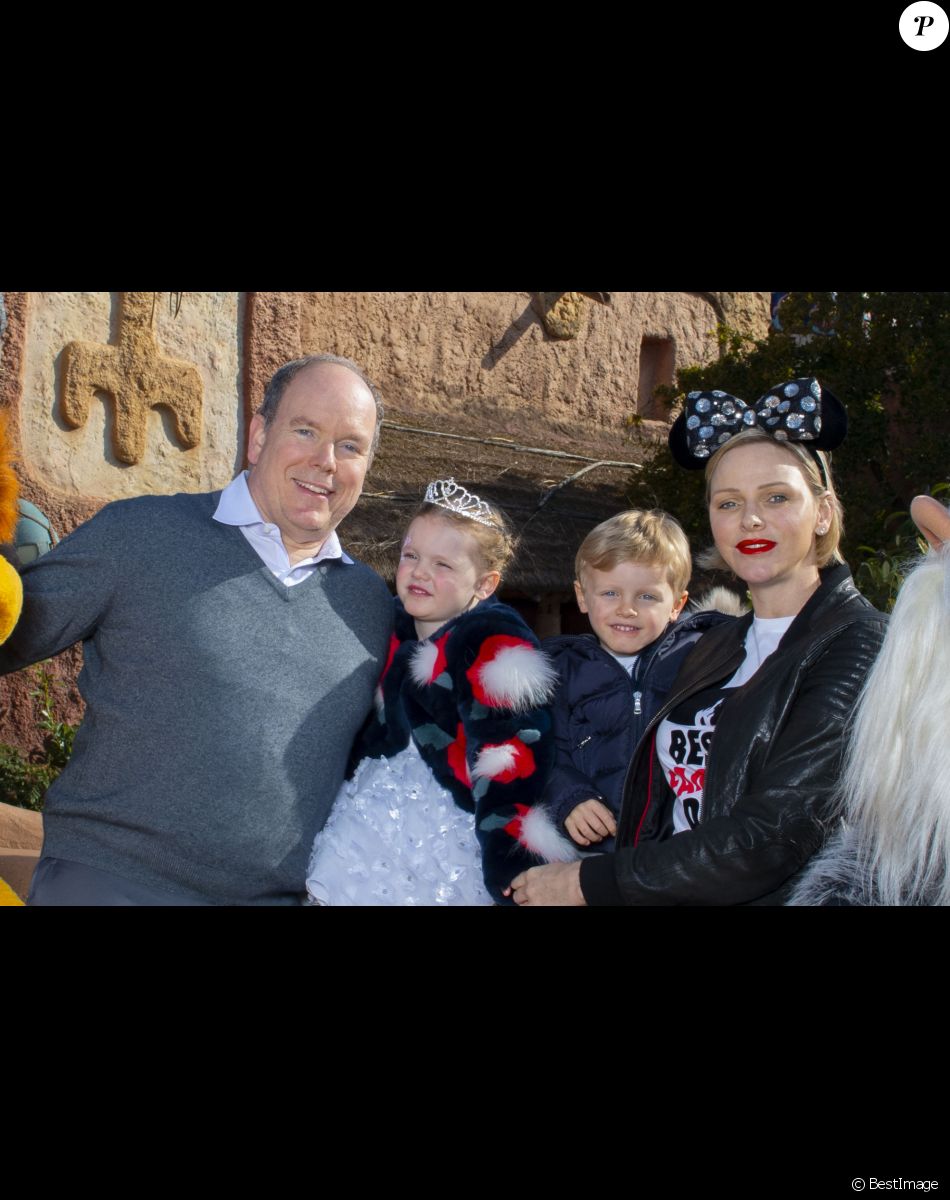 Le prince Albert II et la princesse Charlène de Monaco posent avec leurs enfants le prince Jacques de Monaco et la princesse Gabriella de Monaco à Disneyland Paris, le 17 avril 2019.