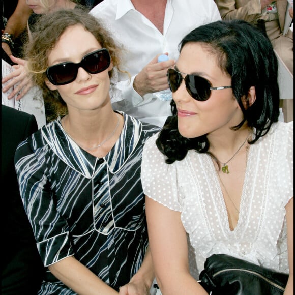 Alysson et Vanessa Paradis au défilé Chanel 2006-2007 à Paris.