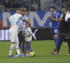 En hommage à Bernard Tapie, son petit-fils (accompagné de son père Stéphane Tapie) a donné le coup d'envoi du match de Ligue 1 Uber Eats "Marseille - Lorient (4-1)" au stade Vélodrome à Marseille, le 17 octobre 2021. 