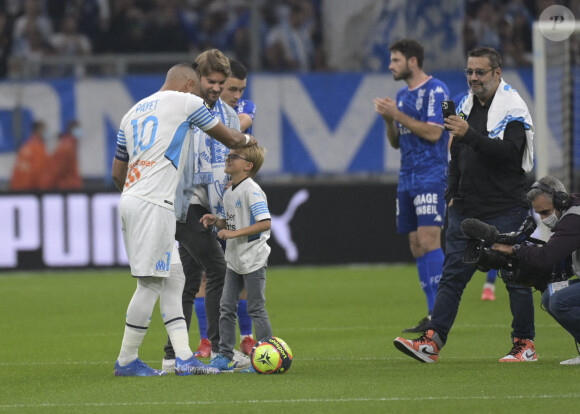 En hommage à Bernard Tapie, son petit-fils (accompagné de son père Stéphane Tapie) a donné le coup d'envoi du match de Ligue 1 Uber Eats "Marseille - Lorient (4-1)" au stade Vélodrome à Marseille, le 17 octobre 2021. 