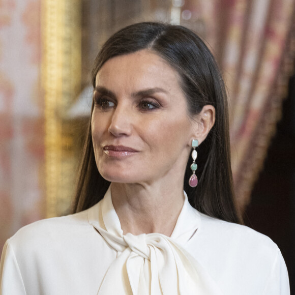 Le roi Felipe VI et la reine Letizia, lors de la réception du corps diplomatique accrédité en Espagne, au Palais Royal à Madrid. Le roi Felipe et la reine Letizia d'Espagne reçoivent comme chaque année le corps diplomatique accrédité en Espagne, composé au total de 126 ambassades résidentes dans notre pays et de près de 800 consulats, 153 de carrière et plus de 600 honoraires. En outre, 49 autres pays sont accrédités auprès de l'Espagne, mais ont leur résidence à Paris, Londres, Bruxelles ou Genève. D'autre part, 42 organisations internationales ont leur siège en Espagne. Les diplomates sont des agents publics compétents en relations internationales en vue d'être accrédités auprès d'autres États ainsi qu'auprès d'organisations internationales à caractère représentatif.