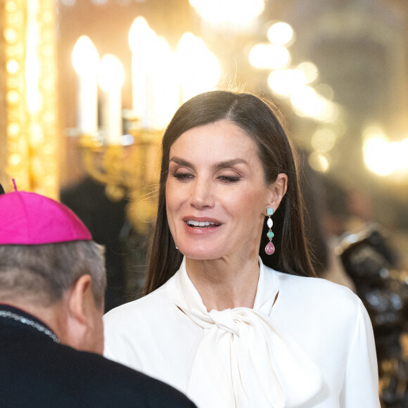 Le roi Felipe VI et la reine Letizia, lors de la réception du corps diplomatique accrédité en Espagne, au Palais Royal à Madrid, le 25 janvier 2023. Le roi Felipe et la reine Letizia d'Espagne reçoivent comme chaque année le corps diplomatique accrédité en Espagne, composé au total de 126 ambassades résidentes dans notre pays et de près de 800 consulats, 153 de carrière et plus de 600 honoraires. En outre, 49 autres pays sont accrédités auprès de l'Espagne, mais ont leur résidence à Paris, Londres, Bruxelles ou Genève. D'autre part, 42 organisations internationales ont leur siège en Espagne. Les diplomates sont des agents publics compétents en relations internationales en vue d'être accrédités auprès d'autres États ainsi qu'auprès d'organisations internationales à caractère représentatif. 