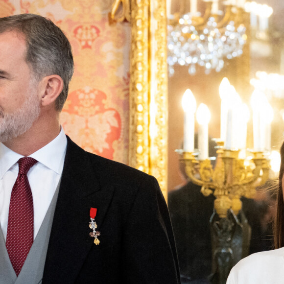 Le roi Felipe VI et la reine Letizia, lors de la réception du corps diplomatique accrédité en Espagne, au Palais Royal à Madrid, le 25 janvier 2023. Le roi Felipe et la reine Letizia d'Espagne reçoivent comme chaque année le corps diplomatique accrédité en Espagne, composé au total de 126 ambassades résidentes dans notre pays et de près de 800 consulats, 153 de carrière et plus de 600 honoraires. En outre, 49 autres pays sont accrédités auprès de l'Espagne, mais ont leur résidence à Paris, Londres, Bruxelles ou Genève. D'autre part, 42 organisations internationales ont leur siège en Espagne. Les diplomates sont des agents publics compétents en relations internationales en vue d'être accrédités auprès d'autres États ainsi qu'auprès d'organisations internationales à caractère représentatif. 