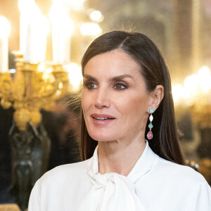 Le roi Felipe VI et la reine Letizia, lors de la réception du corps diplomatique accrédité en Espagne, au Palais Royal à Madrid, le 25 janvier 2023. Le roi Felipe et la reine Letizia d'Espagne reçoivent comme chaque année le corps diplomatique accrédité en Espagne, composé au total de 126 ambassades résidentes dans notre pays et de près de 800 consulats, 153 de carrière et plus de 600 honoraires. En outre, 49 autres pays sont accrédités auprès de l'Espagne, mais ont leur résidence à Paris, Londres, Bruxelles ou Genève. D'autre part, 42 organisations internationales ont leur siège en Espagne. Les diplomates sont des agents publics compétents en relations internationales en vue d'être accrédités auprès d'autres États ainsi qu'auprès d'organisations internationales à caractère représentatif. 