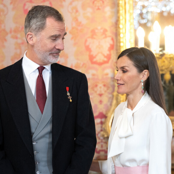 Le roi Felipe VI et la reine Letizia, lors de la réception du corps diplomatique accrédité en Espagne, au Palais Royal à Madrid, le 25 janvier 2023. Le roi Felipe et la reine Letizia d'Espagne reçoivent comme chaque année le corps diplomatique accrédité en Espagne, composé au total de 126 ambassades résidentes dans notre pays et de près de 800 consulats, 153 de carrière et plus de 600 honoraires. En outre, 49 autres pays sont accrédités auprès de l'Espagne, mais ont leur résidence à Paris, Londres, Bruxelles ou Genève. D'autre part, 42 organisations internationales ont leur siège en Espagne. Les diplomates sont des agents publics compétents en relations internationales en vue d'être accrédités auprès d'autres États ainsi qu'auprès d'organisations internationales à caractère représentatif. 