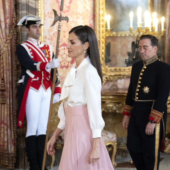 Le roi Felipe VI et la reine Letizia, lors de la réception du corps diplomatique accrédité en Espagne, au Palais Royal à Madrid, le 25 janvier 2023. Le roi Felipe et la reine Letizia d'Espagne reçoivent comme chaque année le corps diplomatique accrédité en Espagne, composé au total de 126 ambassades résidentes dans notre pays et de près de 800 consulats, 153 de carrière et plus de 600 honoraires. En outre, 49 autres pays sont accrédités auprès de l'Espagne, mais ont leur résidence à Paris, Londres, Bruxelles ou Genève. D'autre part, 42 organisations internationales ont leur siège en Espagne. Les diplomates sont des agents publics compétents en relations internationales en vue d'être accrédités auprès d'autres États ainsi qu'auprès d'organisations internationales à caractère représentatif. 