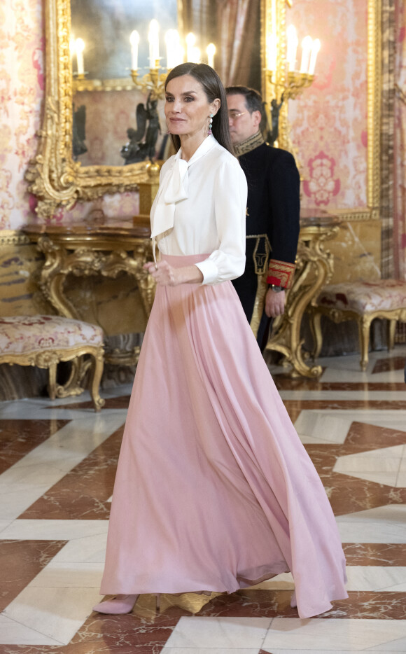 Le roi Felipe VI et la reine Letizia, lors de la réception du corps diplomatique accrédité en Espagne, au Palais Royal à Madrid, le 25 janvier 2023. Le roi Felipe et la reine Letizia d'Espagne reçoivent comme chaque année le corps diplomatique accrédité en Espagne, composé au total de 126 ambassades résidentes dans notre pays et de près de 800 consulats, 153 de carrière et plus de 600 honoraires. En outre, 49 autres pays sont accrédités auprès de l'Espagne, mais ont leur résidence à Paris, Londres, Bruxelles ou Genève. D'autre part, 42 organisations internationales ont leur siège en Espagne. Les diplomates sont des agents publics compétents en relations internationales en vue d'être accrédités auprès d'autres États ainsi qu'auprès d'organisations internationales à caractère représentatif. 