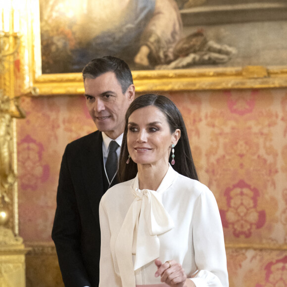 Le roi Felipe VI et la reine Letizia, lors de la réception du corps diplomatique accrédité en Espagne, au Palais Royal à Madrid, le 25 janvier 2023. Le roi Felipe et la reine Letizia d'Espagne reçoivent comme chaque année le corps diplomatique accrédité en Espagne, composé au total de 126 ambassades résidentes dans notre pays et de près de 800 consulats, 153 de carrière et plus de 600 honoraires. En outre, 49 autres pays sont accrédités auprès de l'Espagne, mais ont leur résidence à Paris, Londres, Bruxelles ou Genève. D'autre part, 42 organisations internationales ont leur siège en Espagne. Les diplomates sont des agents publics compétents en relations internationales en vue d'être accrédités auprès d'autres États ainsi qu'auprès d'organisations internationales à caractère représentatif. 