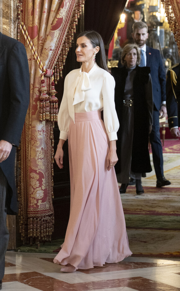 Le roi Felipe VI et la reine Letizia, lors de la réception du corps diplomatique accrédité en Espagne, au Palais Royal à Madrid, le 25 janvier 2023. Le roi Felipe et la reine Letizia d'Espagne reçoivent comme chaque année le corps diplomatique accrédité en Espagne, composé au total de 126 ambassades résidentes dans notre pays et de près de 800 consulats, 153 de carrière et plus de 600 honoraires. En outre, 49 autres pays sont accrédités auprès de l'Espagne, mais ont leur résidence à Paris, Londres, Bruxelles ou Genève. D'autre part, 42 organisations internationales ont leur siège en Espagne. Les diplomates sont des agents publics compétents en relations internationales en vue d'être accrédités auprès d'autres États ainsi qu'auprès d'organisations internationales à caractère représentatif. 