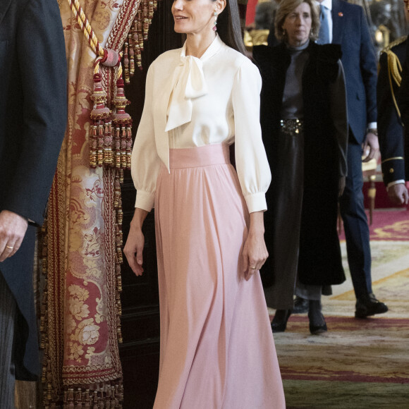 Le roi Felipe VI et la reine Letizia, lors de la réception du corps diplomatique accrédité en Espagne, au Palais Royal à Madrid, le 25 janvier 2023. Le roi Felipe et la reine Letizia d'Espagne reçoivent comme chaque année le corps diplomatique accrédité en Espagne, composé au total de 126 ambassades résidentes dans notre pays et de près de 800 consulats, 153 de carrière et plus de 600 honoraires. En outre, 49 autres pays sont accrédités auprès de l'Espagne, mais ont leur résidence à Paris, Londres, Bruxelles ou Genève. D'autre part, 42 organisations internationales ont leur siège en Espagne. Les diplomates sont des agents publics compétents en relations internationales en vue d'être accrédités auprès d'autres États ainsi qu'auprès d'organisations internationales à caractère représentatif. 