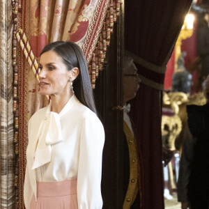 Le roi Felipe VI et la reine Letizia, lors de la réception du corps diplomatique accrédité en Espagne, au Palais Royal à Madrid, le 25 janvier 2023. Le roi Felipe et la reine Letizia d'Espagne reçoivent comme chaque année le corps diplomatique accrédité en Espagne, composé au total de 126 ambassades résidentes dans notre pays et de près de 800 consulats, 153 de carrière et plus de 600 honoraires. En outre, 49 autres pays sont accrédités auprès de l'Espagne, mais ont leur résidence à Paris, Londres, Bruxelles ou Genève. D'autre part, 42 organisations internationales ont leur siège en Espagne. Les diplomates sont des agents publics compétents en relations internationales en vue d'être accrédités auprès d'autres États ainsi qu'auprès d'organisations internationales à caractère représentatif. 