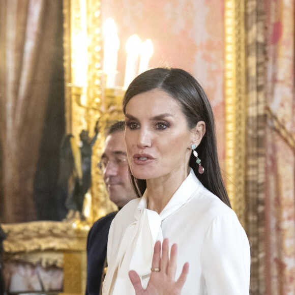 Le roi Felipe VI et la reine Letizia, lors de la réception du corps diplomatique accrédité en Espagne, au Palais Royal à Madrid, le 25 janvier 2023. Le roi Felipe et la reine Letizia d'Espagne reçoivent comme chaque année le corps diplomatique accrédité en Espagne, composé au total de 126 ambassades résidentes dans notre pays et de près de 800 consulats, 153 de carrière et plus de 600 honoraires. En outre, 49 autres pays sont accrédités auprès de l'Espagne, mais ont leur résidence à Paris, Londres, Bruxelles ou Genève. D'autre part, 42 organisations internationales ont leur siège en Espagne. Les diplomates sont des agents publics compétents en relations internationales en vue d'être accrédités auprès d'autres États ainsi qu'auprès d'organisations internationales à caractère représentatif. 