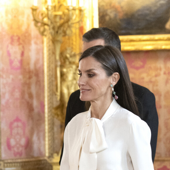 Le roi Felipe VI et la reine Letizia, lors de la réception du corps diplomatique accrédité en Espagne, au Palais Royal à Madrid, le 25 janvier 2023. Le roi Felipe et la reine Letizia d'Espagne reçoivent comme chaque année le corps diplomatique accrédité en Espagne, composé au total de 126 ambassades résidentes dans notre pays et de près de 800 consulats, 153 de carrière et plus de 600 honoraires. En outre, 49 autres pays sont accrédités auprès de l'Espagne, mais ont leur résidence à Paris, Londres, Bruxelles ou Genève. D'autre part, 42 organisations internationales ont leur siège en Espagne. Les diplomates sont des agents publics compétents en relations internationales en vue d'être accrédités auprès d'autres États ainsi qu'auprès d'organisations internationales à caractère représentatif. 