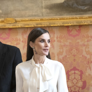 Le roi Felipe VI et la reine Letizia, lors de la réception du corps diplomatique accrédité en Espagne, au Palais Royal à Madrid, le 25 janvier 2023. Le roi Felipe et la reine Letizia d'Espagne reçoivent comme chaque année le corps diplomatique accrédité en Espagne, composé au total de 126 ambassades résidentes dans notre pays et de près de 800 consulats, 153 de carrière et plus de 600 honoraires. En outre, 49 autres pays sont accrédités auprès de l'Espagne, mais ont leur résidence à Paris, Londres, Bruxelles ou Genève. D'autre part, 42 organisations internationales ont leur siège en Espagne. Les diplomates sont des agents publics compétents en relations internationales en vue d'être accrédités auprès d'autres États ainsi qu'auprès d'organisations internationales à caractère représentatif. 