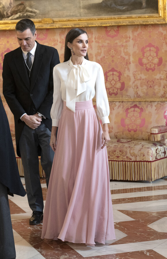 Le roi Felipe VI et la reine Letizia, lors de la réception du corps diplomatique accrédité en Espagne, au Palais Royal à Madrid, le 25 janvier 2023. Le roi Felipe et la reine Letizia d'Espagne reçoivent comme chaque année le corps diplomatique accrédité en Espagne, composé au total de 126 ambassades résidentes dans notre pays et de près de 800 consulats, 153 de carrière et plus de 600 honoraires. En outre, 49 autres pays sont accrédités auprès de l'Espagne, mais ont leur résidence à Paris, Londres, Bruxelles ou Genève. D'autre part, 42 organisations internationales ont leur siège en Espagne. Les diplomates sont des agents publics compétents en relations internationales en vue d'être accrédités auprès d'autres États ainsi qu'auprès d'organisations internationales à caractère représentatif. 