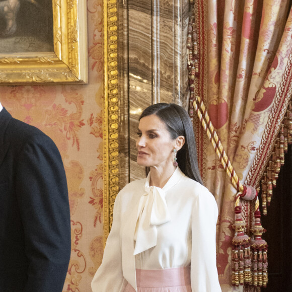 Le roi Felipe VI et la reine Letizia, lors de la réception du corps diplomatique accrédité en Espagne, au Palais Royal à Madrid, le 25 janvier 2023. Le roi Felipe et la reine Letizia d'Espagne reçoivent comme chaque année le corps diplomatique accrédité en Espagne, composé au total de 126 ambassades résidentes dans notre pays et de près de 800 consulats, 153 de carrière et plus de 600 honoraires. En outre, 49 autres pays sont accrédités auprès de l'Espagne, mais ont leur résidence à Paris, Londres, Bruxelles ou Genève. D'autre part, 42 organisations internationales ont leur siège en Espagne. Les diplomates sont des agents publics compétents en relations internationales en vue d'être accrédités auprès d'autres États ainsi qu'auprès d'organisations internationales à caractère représentatif. 