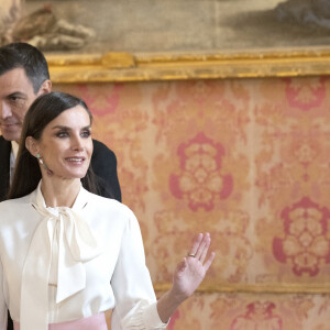 Le roi Felipe VI et la reine Letizia, lors de la réception du corps diplomatique accrédité en Espagne, au Palais Royal à Madrid, le 25 janvier 2023. Le roi Felipe et la reine Letizia d'Espagne reçoivent comme chaque année le corps diplomatique accrédité en Espagne, composé au total de 126 ambassades résidentes dans notre pays et de près de 800 consulats, 153 de carrière et plus de 600 honoraires. En outre, 49 autres pays sont accrédités auprès de l'Espagne, mais ont leur résidence à Paris, Londres, Bruxelles ou Genève. D'autre part, 42 organisations internationales ont leur siège en Espagne. Les diplomates sont des agents publics compétents en relations internationales en vue d'être accrédités auprès d'autres États ainsi qu'auprès d'organisations internationales à caractère représentatif. 