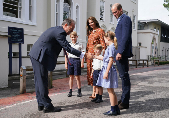 Le prince William, duc de Cambridge et Catherine Kate Middleton, duchesse de Cambridge accompagnent leurs enfants George, Charlotte et Louis à l'école Lambrook le 7 septembre 2022. 