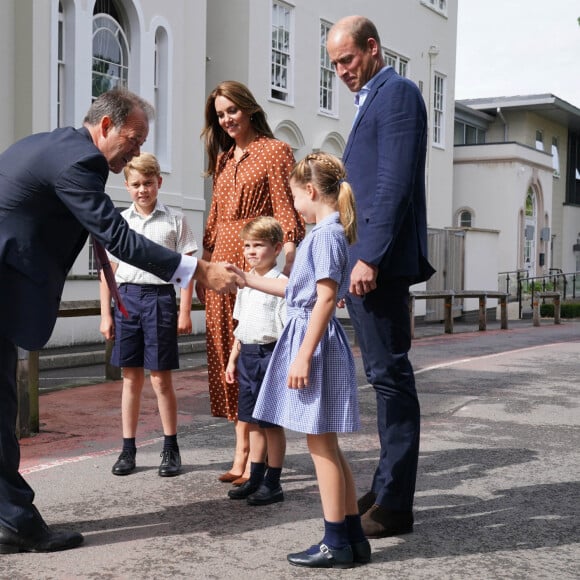 Le prince William, duc de Cambridge et Catherine Kate Middleton, duchesse de Cambridge accompagnent leurs enfants George, Charlotte et Louis à l'école Lambrook le 7 septembre 2022. 