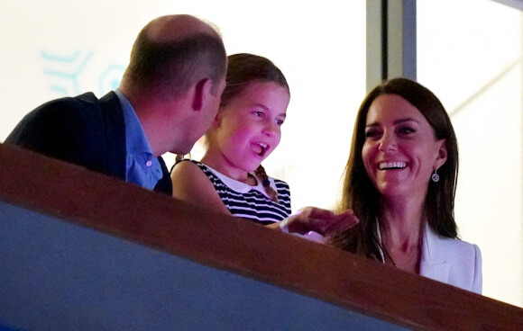 Le prince William, duc de Cambridge, et Catherine (Kate) Middleton, duchesse de Cambridge, avec la princesse Charlotte de Cambridge assistent à l'épreuve de gymnastique artistique lors des Jeux du Commonwealth de Birmingham, le 2 août 2022.