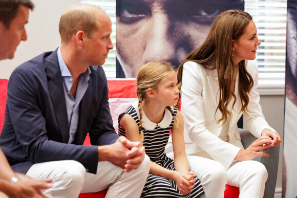 Le prince William, duc de Cambridge, et Catherine (Kate) Middleton, duchesse de Cambridge, avec la princesse Charlotte de Cambridge visitent l'association "SportsAid House" en marge des Jeux du Commonwealth de Birmingham, le 2 août 2022.