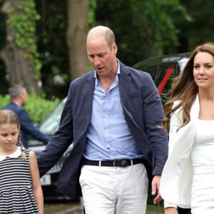 Le prince William, duc de Cambridge, et Catherine (Kate) Middleton, duchesse de Cambridge, avec la princesse Charlotte de Cambridge visitent l'association "SportsAid House" en marge des Jeux du Commonwealth de Birmingham, le 2 août 2022. 