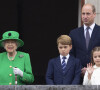 La reine Elisabeth II d'Angleterre, Le prince George de Cambridge, Le prince William, duc de Cambridge, La princesse Charlotte de Cambridge - Jubilé de platine de la reine Elisabeth II d'Angleterre à Bukingham Palace à Londres, le 5 juin 2022. 