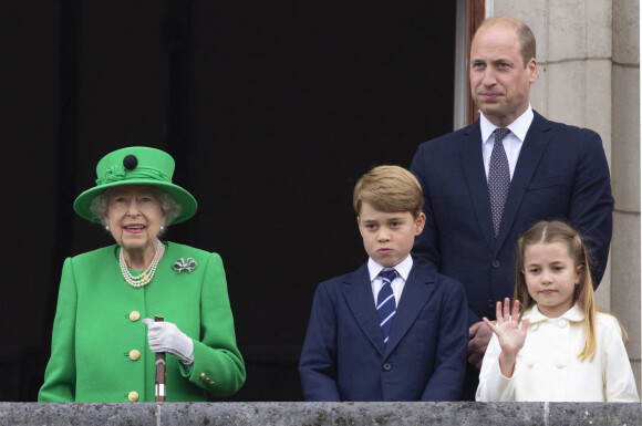 La reine Elisabeth II d'Angleterre, Le prince George de Cambridge, Le prince William, duc de Cambridge, La princesse Charlotte de Cambridge - Jubilé de platine de la reine Elisabeth II d'Angleterre à Bukingham Palace à Londres, le 5 juin 2022. 