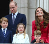Le prince William, duc de Cambridge, Catherine Kate Middleton, duchesse de Cambridge et leurs enfants le prince George, la princesse Charlotte et le prince Louis - La famille royale au balcon du palais de Buckingham lors de la parade de clôture de festivités du jubilé de la reine à Londres le 5 juin 2022. 