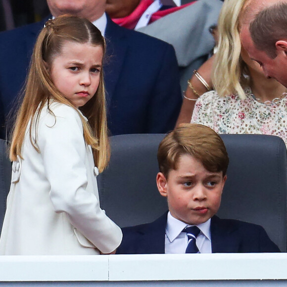 La princesse Charlotte, le prince George et le prince William, duc de Cambridge - La famille royale au balcon du palais de Buckingham lors de la parade de clôture de festivités du jubilé de la reine à Londres le 5 juin 2022. 