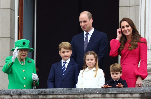 La reine Elisabeth II, le prince William, duc de Cambridge, Kate Catherine Middleton, duchesse de Cambridge, et leurs enfants le prince George, la princesse Charlotte et le prince Louis - La famille royale d'Angleterre au balcon du palais de Buckingham, à l'occasion du jubilé de la reine d'Angleterre. Le 5 juin 2022 