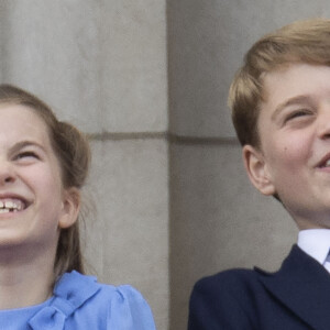 Le prince George de Cambridge, La princesse Charlotte de Cambridge - Les membres de la famille royale saluent la foule depuis le balcon du Palais de Buckingham, lors de la parade militaire "Trooping the Colour" dans le cadre de la célébration du jubilé de platine (70 ans de règne) de la reine Elizabeth II à Londres, le 2 juin 2022. © Avalon/Panoramic/Bestimage 