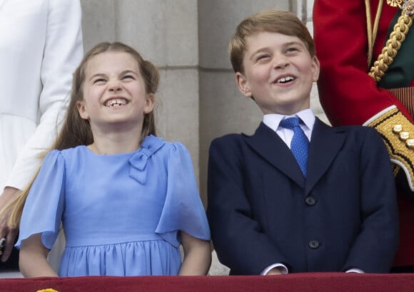 Le prince George de Cambridge, La princesse Charlotte de Cambridge - Les membres de la famille royale saluent la foule depuis le balcon du Palais de Buckingham, lors de la parade militaire "Trooping the Colour" dans le cadre de la célébration du jubilé de platine (70 ans de règne) de la reine Elizabeth II à Londres, le 2 juin 2022. © Avalon/Panoramic/Bestimage 