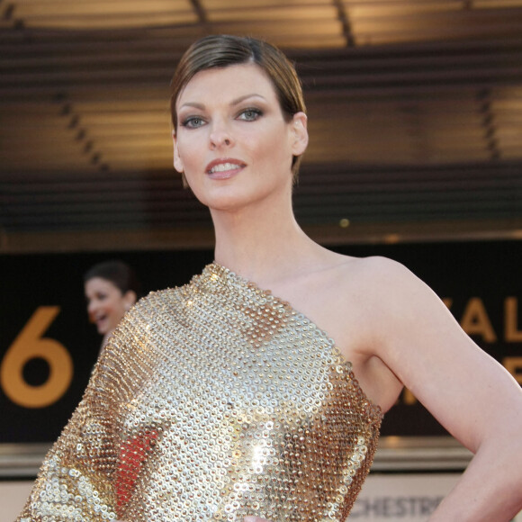 Linda Evangelista, montée des marches lors du 61e Festival de Cannes.