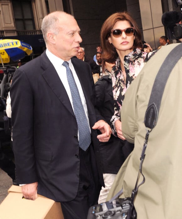 <p>Linda Evangelista et l'homme d'affaires François-Henri Pinault devant un tribunal new-yorkais en mai 2012.</p>