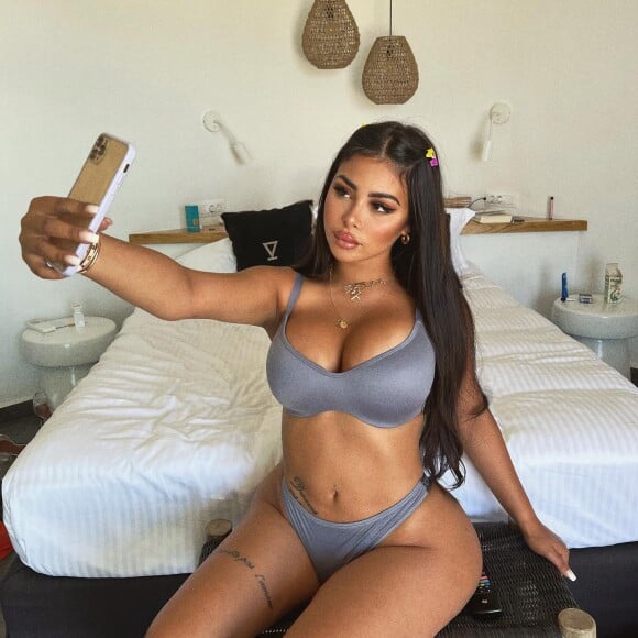 Maeva Ghennam prend la pose sur Instagram