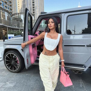 Maeva Ghennam prend la pose sur Instagram