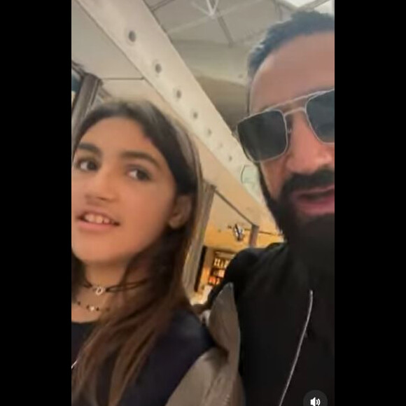 Cyril Hanouna avec sa fille Bianca dans un centre commercial, le 26 décembre 2022