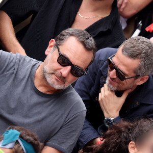 Guillaume Canet, Gilles Lellouche et sa fille Ava dans les tribunes lors des Internationaux de France de Tennis de Roland Garros 2022. Paris, le 5 juin 2022. © Dominique Jacovides/Bestimage 