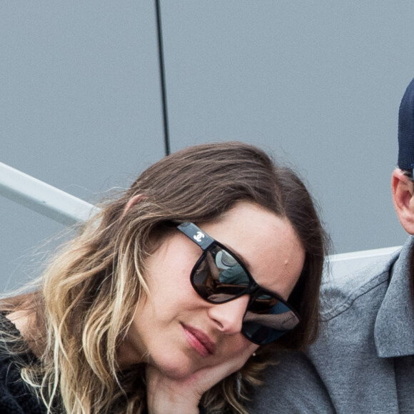 Marion Cotillard et son compagnon Guillaume Canet - People dans les tribunes lors de la finale messieurs des internationaux de France de tennis de Roland Garros 2019 à Paris le 9 juin 2019. © Jacovides-Moreau/Bestimage 