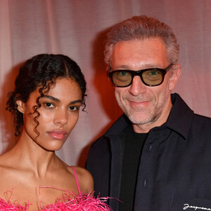 Vincent Cassel et sa femme Tina Kunakey - Photocall en front row du défilé "Le Raphia" de la maison Jacquemus au Bourget le 12 décembre 2022. © Veeren / Clovis / Bestimage  Front row photo of the Jacquemus fashion show "Le Raphia" at Le Bourget on 12 December 2022.