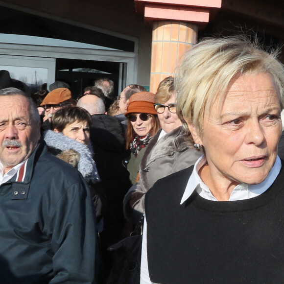 Muriel Robin - Les célébrités rendent un dernier hommage au comédien, dramaturge et metteur en scène français Roger Louret en la salle du Magre à Monclar, France, le 30 janvier 2023. © Patrick Bernard/Bestimage