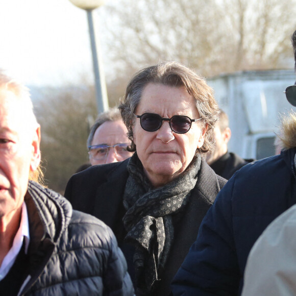 Francis Cabrel - Les célébrités rendent un dernier hommage au comédien, dramaturge et metteur en scène français Roger Louret en la salle du Magre à Monclar, France, le 30 janvier 2023. © Patrick Bernard/Bestimage