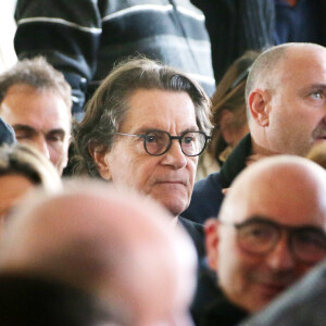 Francis Cabrel - Les célébrités rendent un dernier hommage au comédien, dramaturge et metteur en scène français Roger Louret en la salle du Magre à Monclar, France, le 30 janvier 2023. © Patrick Bernard/Bestimage